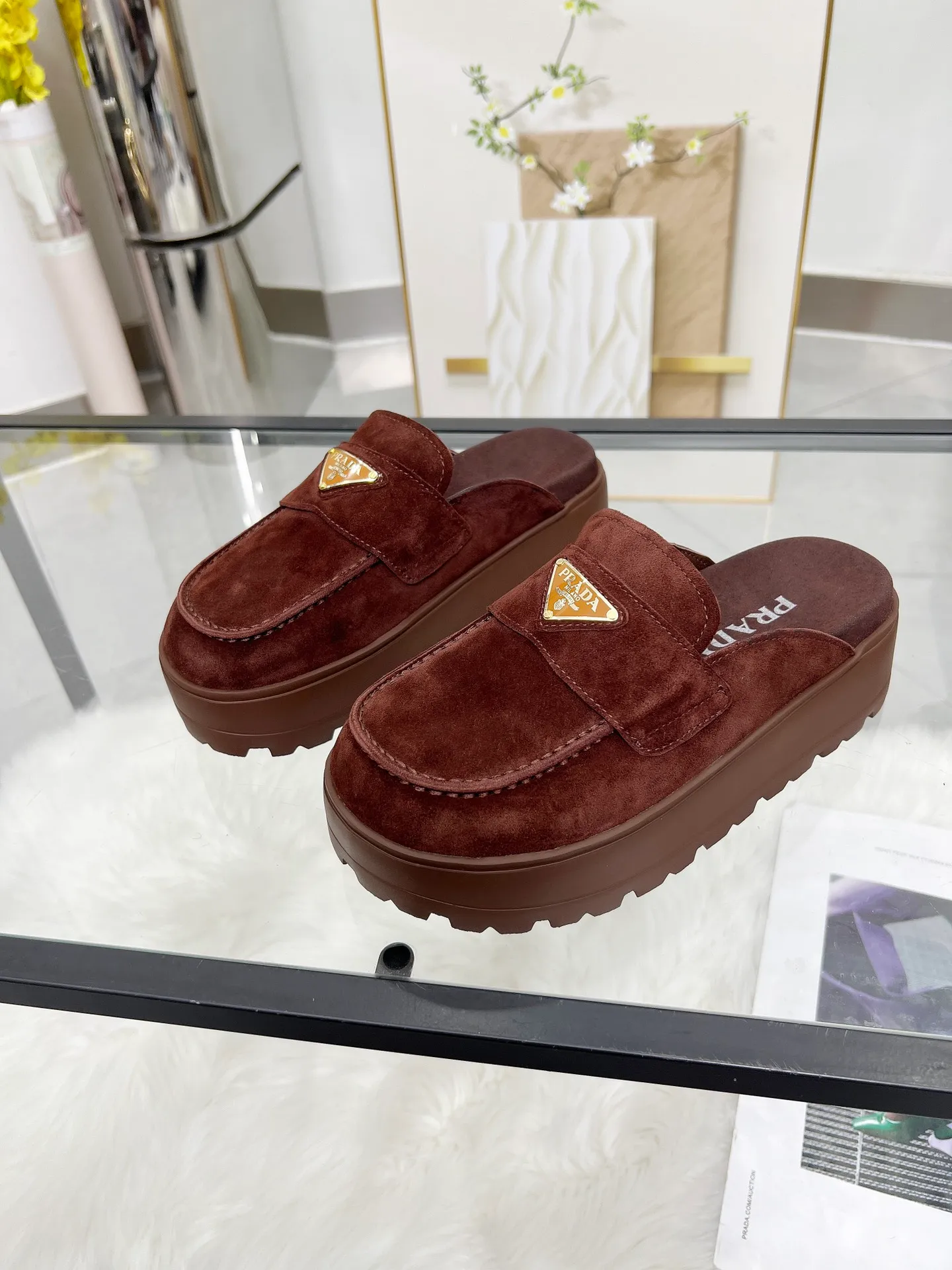 👟👟Ex-factory price 520👟👟 🌸Prada 2025 spring and summer new slippers 💫Velcro sandals The latest catwalk style, classic upgrades, both comfort and fashion. Each color combination looks good, and the design matches different style needs ✅Upper: original customized cowhide ✅Inner: original customized sheepskin lining, cowhide feet ✅Outsole: original molded anti-slip outsole ✅Number of codes: 35-40 (41 customized, non-refundable and non-exchangeable)